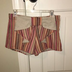 Patterned multicolor shorts with bow